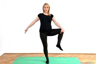 yoga-balans-koleno-sa-strane-pored-tela
