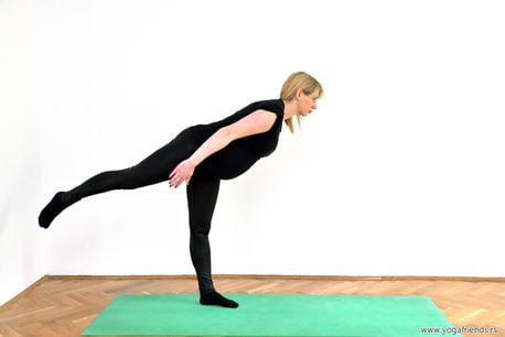 yoga-i-trudnica-vezba-balansa–ratnikIII-noga