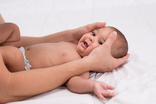 Bliskost roditelja i bebe kroz masazu bebe 
