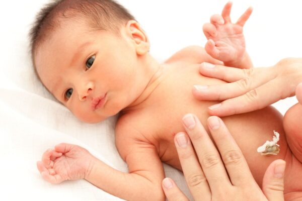 Bliskost roditelja i bebe kroz masazu bebe 