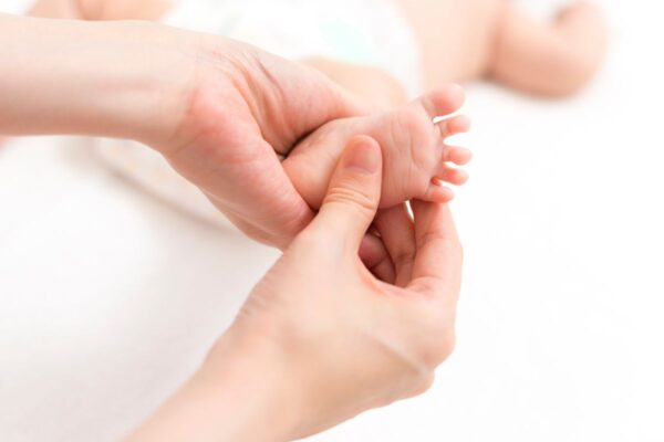 Bliskost roditelja i bebe kroz masažu bebe