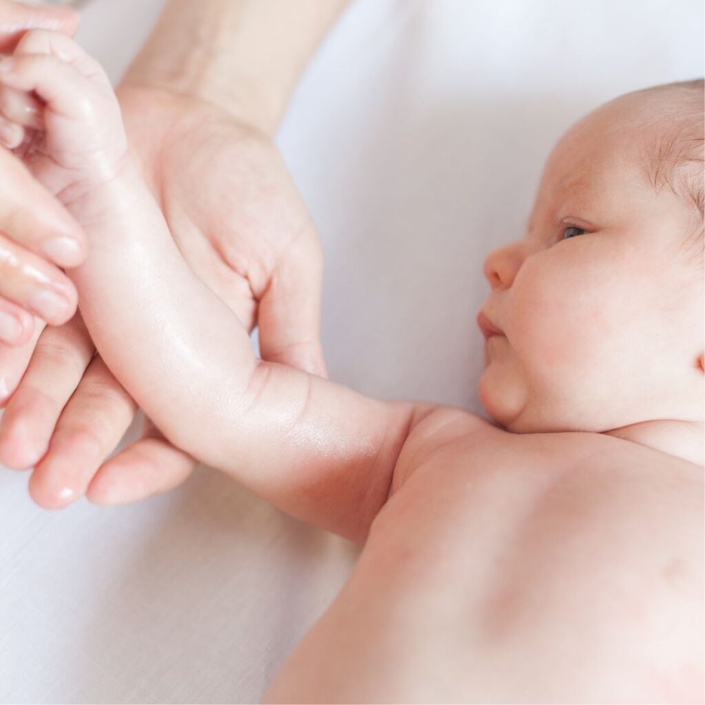 masaža bebe i bliskost sa roditeljima