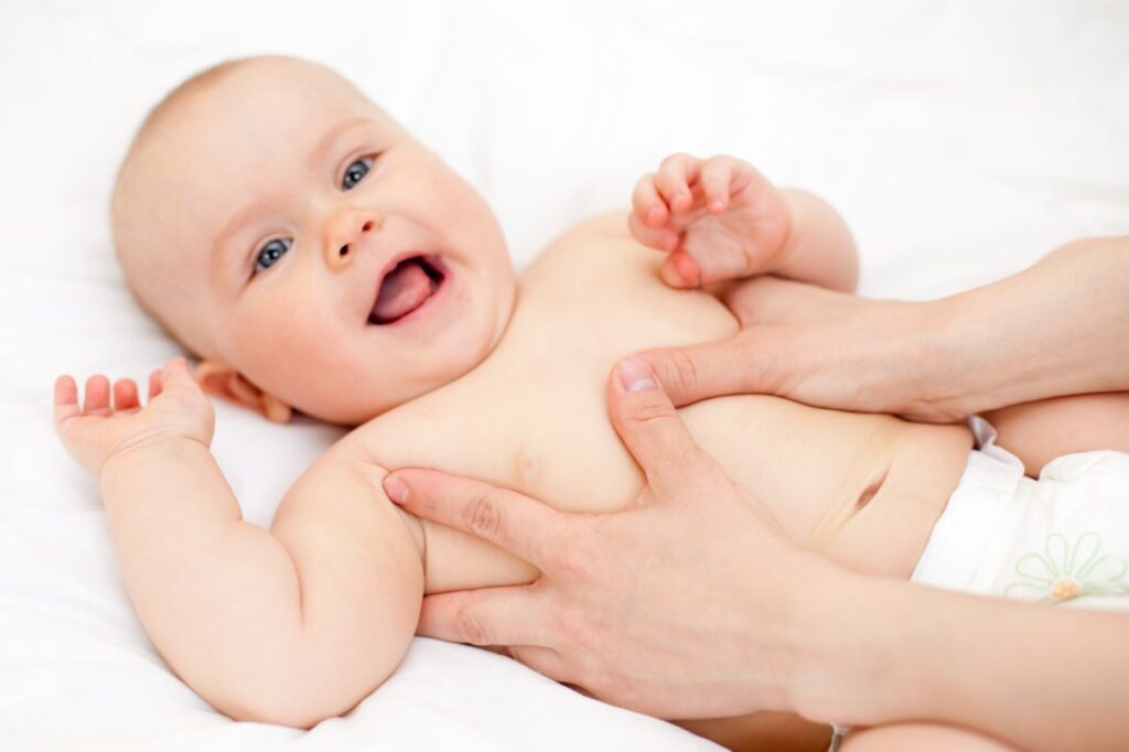 Masaža bebe za olakšanje grčeva