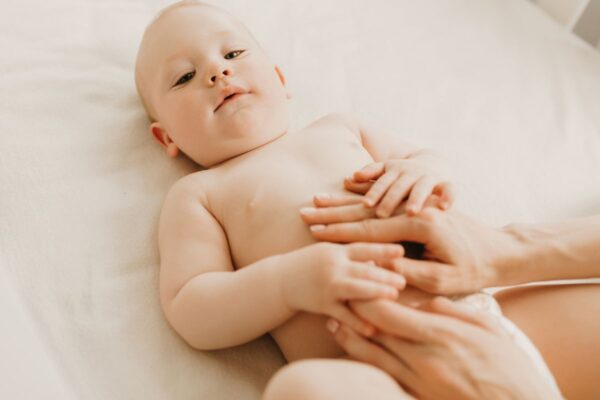 Masaža bebe za olakšanje grčeva