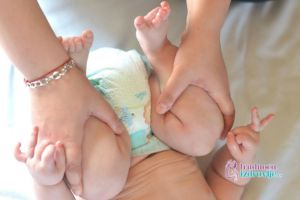 masaza-bebe-kako-da-masiramo-bebi-stomak-za-olaksanje-bebinih-grceva-clanak-2-300x200