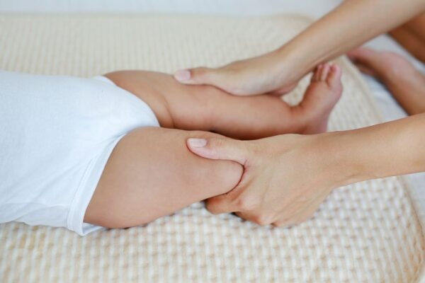 Masaža bebinih nogu i stopala