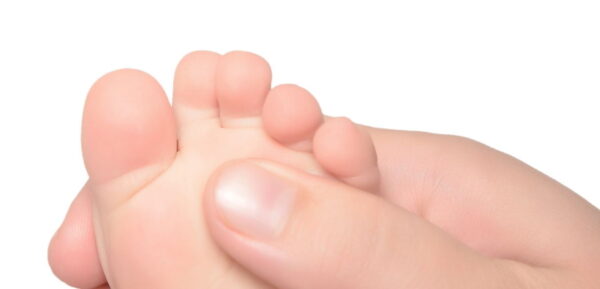 Pomoć bebi pri nicanju zubića refleksologijom stopala