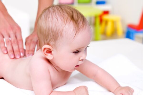 Masaža bebinih leđa