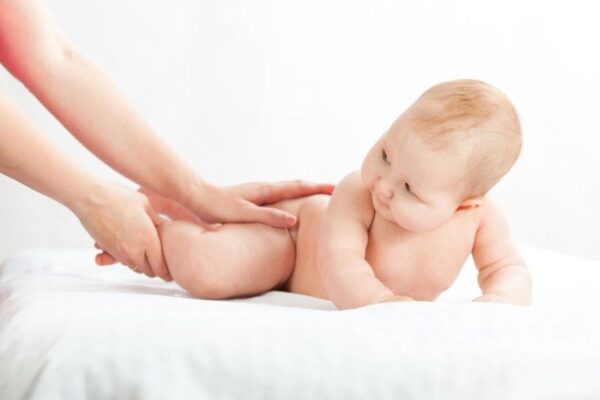 Masaža bebinih leđa