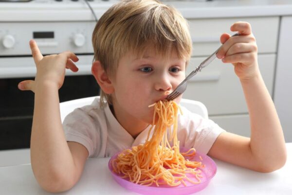 Dete za porodičnom trpezom