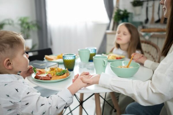 Dete za porodičnom trpezom