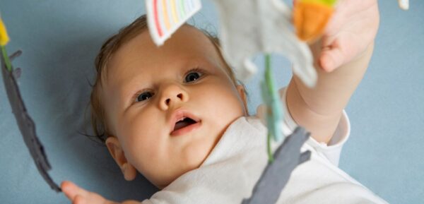 Stimulacija fine motorike bebe po mesecima u prvoj godini