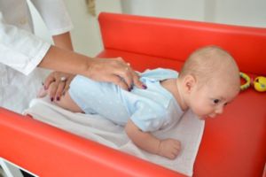 Defektolog somatoped član stručnog tima portala Trudnoća i zdravlje, demonstrira vežbe za bebe, za stimulaciju psihomotornog razvoja.