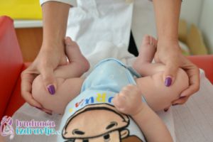Defektolog somatoped član stručnog tima portala Trudnoća i zdravlje, demonstrira vežbe za bebe, za stimulaciju psihomotornog razvoja.