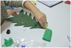 Predlog kreativnog rada roditelja sa decom, od 4. do 6. godine, napravite zajedno novogodišnju jelku od papira, podsticaj razvoja deteta.