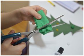 Predlog kreativnog rada roditelja sa decom, od 4. do 6. godine, napravite zajedno novogodišnju jelku od papira, podsticaj razvoja deteta.