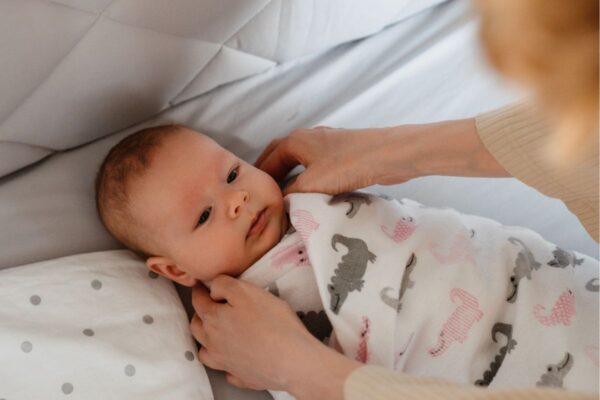 Bezbedno podizanje spuštanje i nošenje bebe