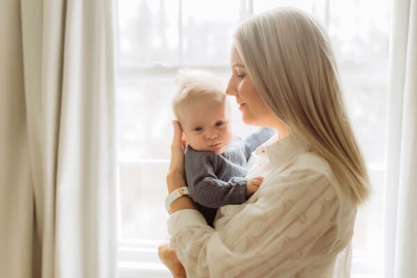 Bezbedno podizanje spuštanje i nošenje bebe