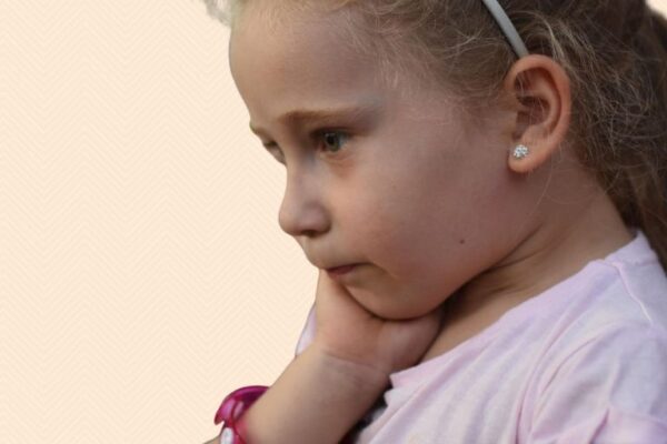 Bušenje ušiju malog deteta