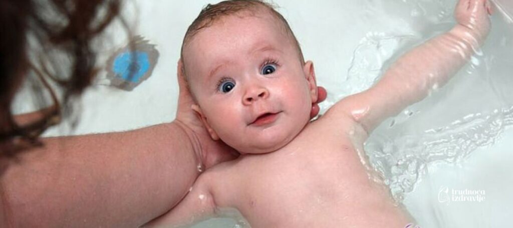 Kupanje novorodjenceta (4)