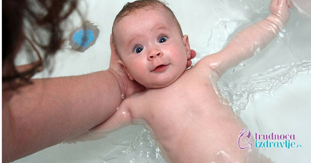 Kupanje novorođenčeta – bebina prva kupanja