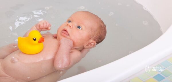 Kupanje novorođenčeta – bebina prva kupanja