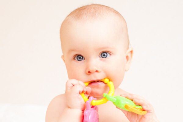 Nicanje prvih mlečnih zuba kod bebe može da bude stresno i za bebu i za roditelje. Kako pomoći bebi da prebrodi ovaj period?  Da li su isti znaci nicanja zubića kod svih beba?