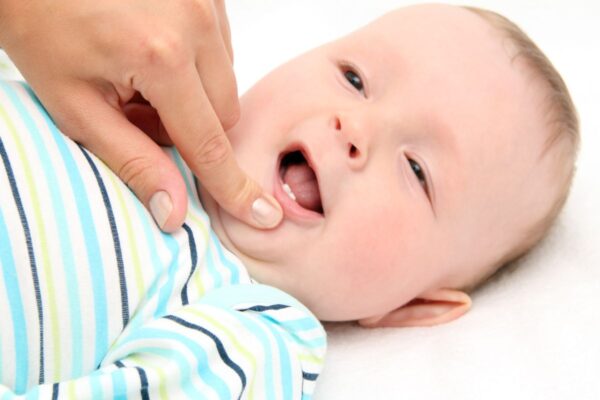 Nicanje prvih mlečnih zuba kod bebe 