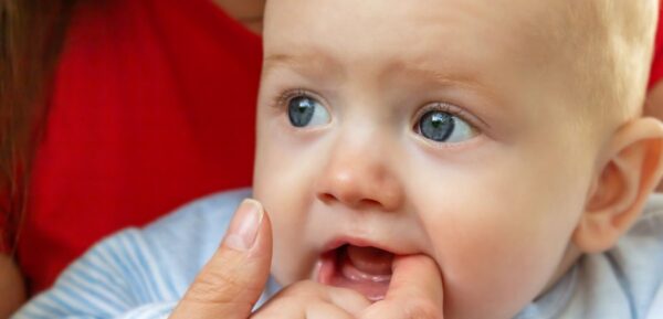 Znaci nicanja prvih mlečnih zuba kod bebe