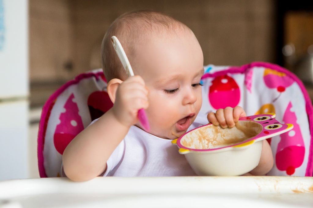 Kako se bebi uvodi mešovita ishrana