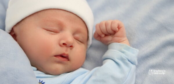 Da li Položaj u Kome Beba Spava Može da Utiče na Oblik Glave
