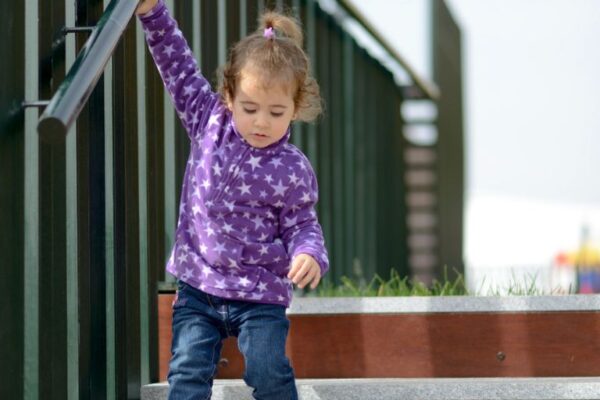 Padovi sa visine male dece (