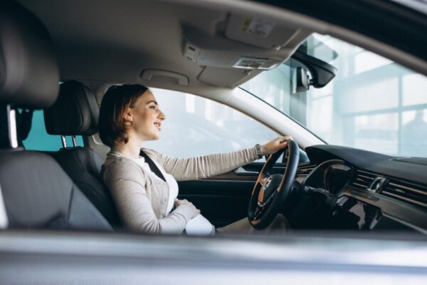 Trudnica vozi automobil