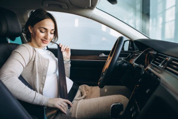 Trudnica vozi automobil