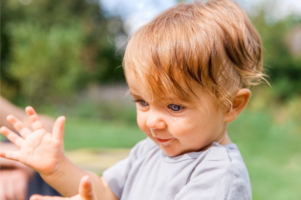 nauči da kaže svoje ime