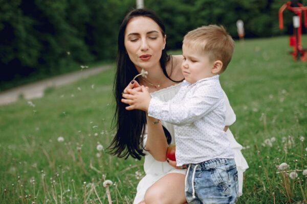 nauči da kaže svoje ime