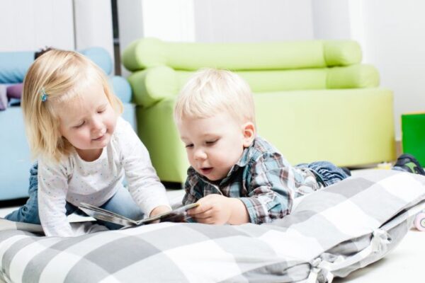 nauči da kaže svoje ime