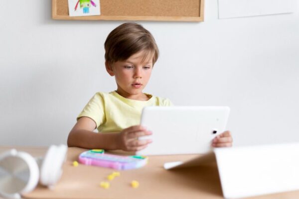 Uticaj ekrana na govor dece 