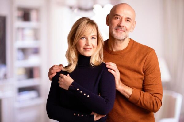 Pojam - biološki sat - često se koristi u razgovorima o plodnosti i roditeljstvu, najčešće u vezi sa ženama. Ipak, biološki sat nije isto što i kalendarski sat, niti se odnosi isključivo na žensko telo. Kalendarski sat meri godine života, dok biološki sat opisuje stvarno stanje organizma, njegovu reproduktivnu sposobnost i opšte biološko starenje. Dvoje ljudi istih godina mogu imati vrlo različit biološki „tempo“. I to, u zavisnosti od genetike, zdravstvenog stanja i načina života.
Biološki sat i kalendarski sat kod žena
Kod žena, razlika između kalendarskih i bioloških godina posebno dolazi do izražaja u kontekstu plodnosti. Žena se rađa sa konačnim brojem jajnih ćelija koje se tokom života postepeno troše. Pad plodnosti ne dešava se naglo u jednom trenutku, već postepeno, ali postoje periodi kada taj pad postaje izraženiji.
Uopšteno se smatra da je plodnost kod žena najviša u ranim i srednjim dvadesetim godinama. Nakon 30. godine počinje postepeni pad, koji postaje primetniji posle 35. godine. Nakon 40. godine šanse za spontanu trudnoću značajno opadaju, a povećava se i rizik od komplikacija u trudnoći i genetskih odstupanja kod ploda. Ipak, važno je naglasiti da su ovo statistički trendovi, a ne stroge granice koje važe podjednako za sve žene.
Biološki sat ne „otkucava“ isto za sve, ali svest o njegovom postojanju može biti važan deo odgovornog planiranja budućnosti.
Šta utiče na biološki sat kod žena
Na biološki sat kod žena utiču brojni faktori:
-	Hormonski poremećaji i ginekološka stanja.
-	Genetika i porodična istorija ranog ulaska u menopauzu.
-	Hronične bolesti i prethodne terapije.
-	Stil života, uključujući pušenje, ishranu, telesnu težinu i nivo stresa
Da li muškarci imaju biološki sat?
Kod muškaraca se dugo smatralo da biološki sat praktično ne postoji, jer muškarci proizvode spermatozoide tokom čitavog života. Međutim, savremena saznanja pokazuju da i muška plodnost vremenom opada, iako obično sporije i postepenije nego kod žena. Kod većine muškaraca kvalitet sperme počinje da se menja već nakon 35. ili 40. godine. Nakon 45. godine češće se uočava smanjenje pokretljivosti spermatozoida, veći procenat genetskih oštećenja i duže vreme potrebno za ostvarivanje trudnoće sa partnerkom.
Šta utiče na biološki sat kod muškaraca?
I kod muškaraca ove promene ne nastupaju isto kod svih. Neki muškarci i u kasnijim godinama zadržavaju relativno dobar reproduktivni potencijal, dok se kod drugih pad kvaliteta sperme javlja ranije.
Na biološki sat kod muškaraca utiču:
-	Hronične bolesti i upotreba određenih lekova.
-	Opšte zdravstveno stanje i hormonski status.
-	Izloženost toksinima i zagađenju.
-	Životne navike poput pušenja, konzumiranja alkohola i fizičke neaktivnosti.
Kada postaje vidljiva razlika između biološkog i kalendarskog sata
Razlika između biološkog i kalendarskog sata često postaje vidljiva tek kada se ljudi suoče sa poteškoćama u ostvarivanju roditeljstva. Neko u kasnim tridesetim može imati očuvanu plodnost i relativno lako ostvariti trudnoću, dok neko znatno mlađi može imati ozbiljne reproduktivne izazove. Zbog toga godine same po sebi nisu pouzdan pokazatelj stvarne biološke spremnosti za roditeljstvo.
Važno je naglasiti
Važno je naglasiti da biološki sat nije nešto što se može „zaustaviti“, ali na njegov tok se može delimično uticati. Briga o zdravlju, prevencija hroničnih bolesti, izbegavanje štetnih navika i blagovremeni lekarski pregledi mogu doprineti očuvanju reproduktivnog zdravlja. Savremena medicina nudi i mogućnosti očuvanja plodnosti, poput zamrzavanja jajnih ćelija ili spermatozoida, što nekim ljudima daje veću fleksibilnost u planiranju roditeljstva.
Razumevanje razlike između biološkog i kalendarskog sata može pomoći ljudima da donose informisanije odluke o svom životu i planovima za porodicu. Umesto oslanjanja na godine kao jedini kriterijum, korisnije je razmišljati o sopstvenom zdravlju, realnim mogućnostima i ličnim okolnostima. Biološki sat ne „otkucava“ isto za sve, ali svest o njegovom postojanju može biti važan deo odgovornog planiranja budućnosti.

